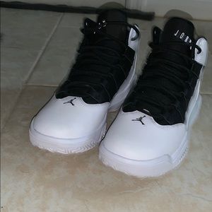 white & black jordan max auras